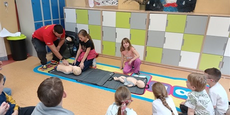 Powiększ grafikę: Klasa 2b uczy się udzielać pomocy.