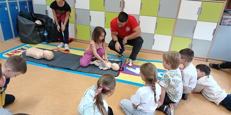 Powiększ grafikę: Resuscytacja manekina.