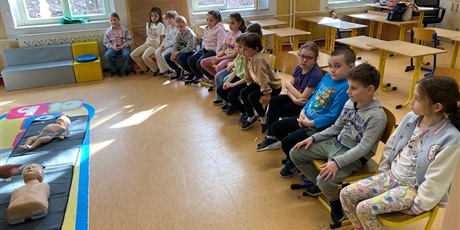 Powiększ grafikę: Klasa 1b na wykładzie z pierwszej pomocy.