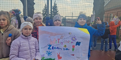 Powiększ grafikę: Klasa 3b z plakatem.