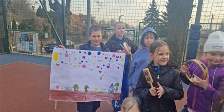 Powiększ grafikę: Klasa 3a z plakatem.