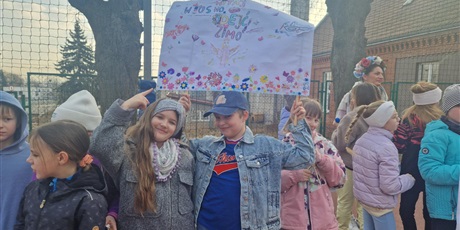 Powiększ grafikę: Korowód wiosenny uczniów.