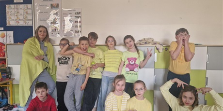 Powiększ grafikę: Klasa 3b w żółtych kolorach.