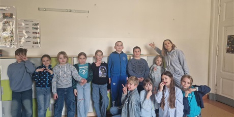 Powiększ grafikę: Klasa 3a w kolorach niebieskich.