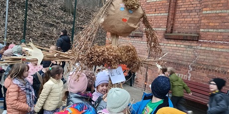 Powiększ grafikę: Marzanna z uczniami klasy 1a.