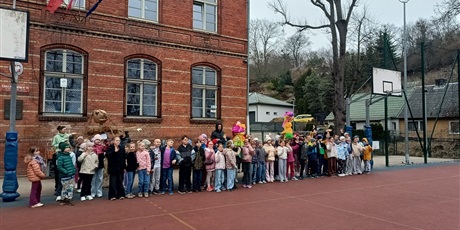 Powiększ grafikę: Przed budynkiem szkoły.