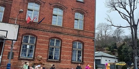 Powiększ grafikę: Uczniowie przed szkołą.