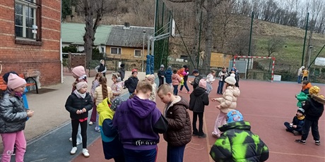 Powiększ grafikę: Słodki poczęstunek z zadaniem do podzielenia się.