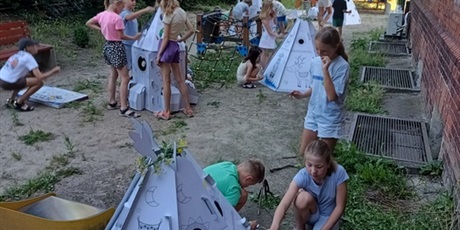 Powiększ grafikę: Zabawa na placu.