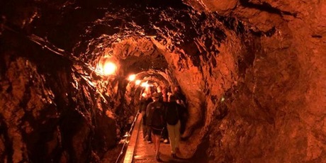 Powiększ grafikę: Tunel w kopalni złota.