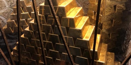 Powiększ grafikę: Sztabki złota w kopalni.