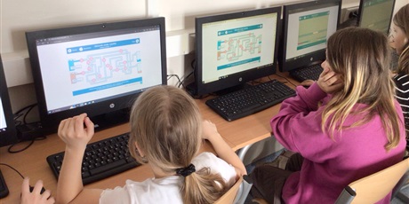 Powiększ grafikę: Uczniowie pracują przy komputerach.