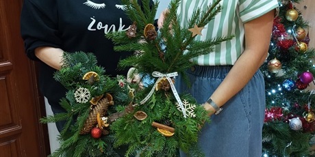 Powiększ grafikę: Panie z wieńcami.