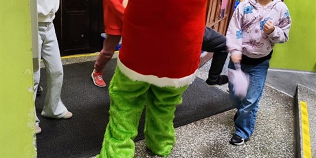 Powiększ grafikę: Grinch w szkole.