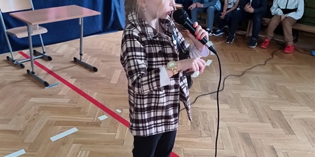 Powiększ grafikę: Uczennica klasy 2 w scence o mamie.