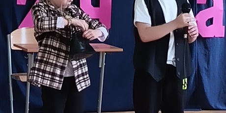 Powiększ grafikę: Uczniowie klasy 2 w scence o rodzinie.