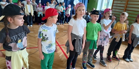 Powiększ grafikę: Klasa 2 z życzeniami dla rodziców.