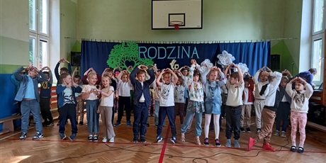 Powiększ grafikę: Wszyscy uczniowie śpiewają dla rodziców.