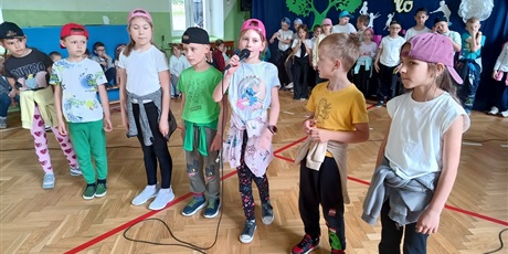 Powiększ grafikę: Uczniowie klasy 2 składają życzenia.