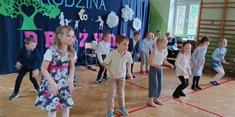 Powiększ grafikę: Taniec Czekolada klasy 1a.