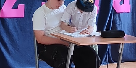 Powiększ grafikę: Scenka kl 2 Odrabiamy lekcje.