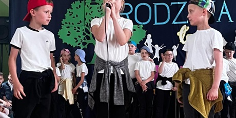 Powiększ grafikę: Uczniowie klasy 2 w scence rodzinnej.