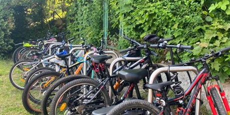 Powiększ grafikę: Na parkingu rowerowym.