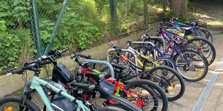 Powiększ grafikę: Parking rowerowy przy szkole.