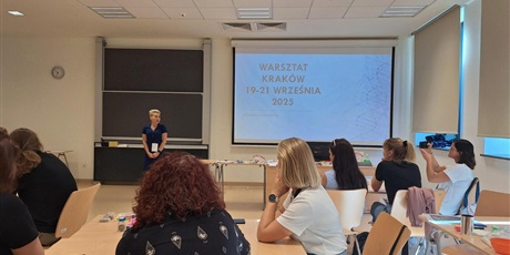 Powiększ grafikę: Warsztaty na sali wykładowej.