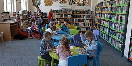 Powiększ grafikę: Uczniowie 1a czytają w bibliotece książki.