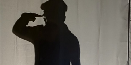 Powiększ grafikę: Leonid Teliga w teatrze cieni.
