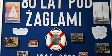 Powiększ grafikę: Gazetka na korytarzu.