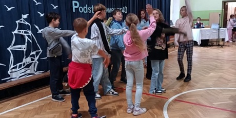 Powiększ grafikę: Próba tańca kl. 4b.