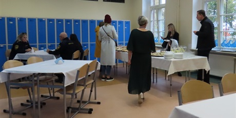 Powiększ grafikę: Poczęstunek dla gości.