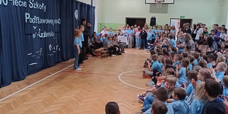 Powiększ grafikę: Nagrody dla zwycięzców konkursu na kartę urodzinową.