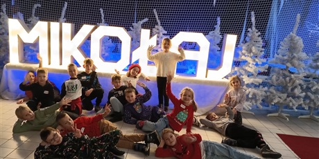 Powiększ grafikę: Pod napisem Mikołaj.