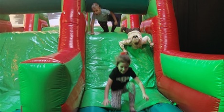 Powiększ grafikę: Skoki na dmuchańcach.