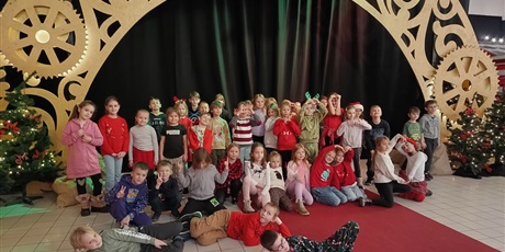 Powiększ grafikę: Grupa uczniów.