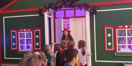 Powiększ grafikę: Przed fabryką Mikołaja.