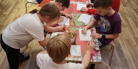 Powiększ grafikę: Pisanie listów.