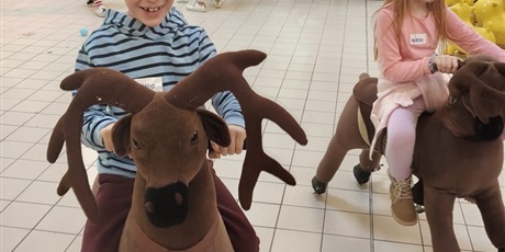 Powiększ grafikę: Na reniferach.