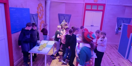 Powiększ grafikę: Budowanie zabawek.