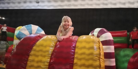 Powiększ grafikę: Na dmuchańcach.