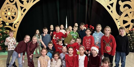 Powiększ grafikę: Grupa uczniów w Krainie Elfów.