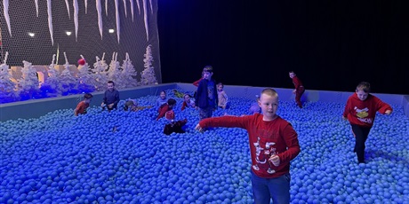 Powiększ grafikę: W basenie z kulkami.