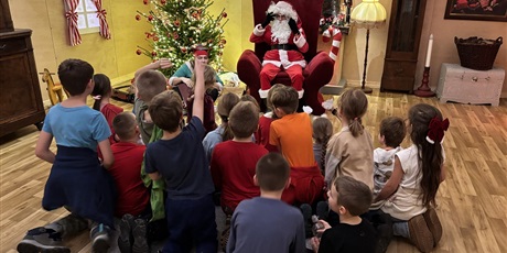 Powiększ grafikę: Klasa 3 z wizytą u Mikołaja.