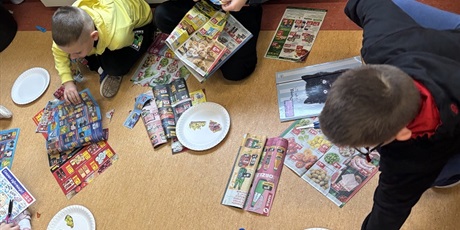 Powiększ grafikę: Szukanie zdrowych produktów.
