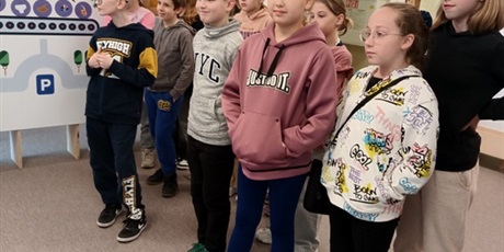 Powiększ grafikę: Słuchanie wykładu o segregacji śmieci.