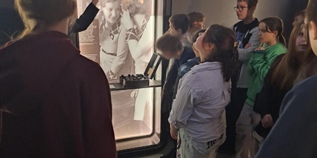 Powiększ grafikę: Oglądanie wystawy.