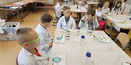 Powiększ grafikę: Uczniowie przy stołach.